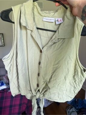 Jaclyn Smith Light Olive Sleeveless Button-Front Tie-Hem Crop Top